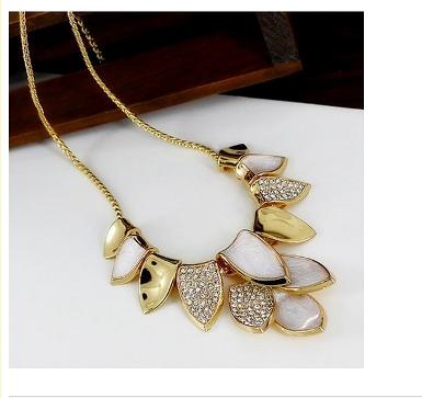 สร้อยคอแฟชั่น รูปกลีบใบไม้ ใบประดับคริสตัล Rhinestone สลับกับใบสีชมพูอ่อนและทอง ดูโดดเด่น WDJ0020 