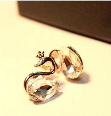 ต่างหูประดับคริสตัลสีขาวนวลเป็นรูปหงส์ สวยมากค่ะ ขนาด 1.8 x 1.4 cm WDJ0001 