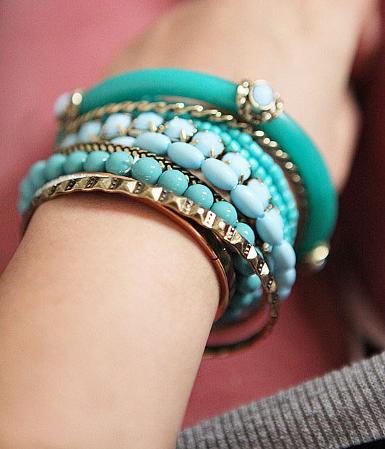 กำไลข้อมือแฟชั่นอินเทรนด์กับหลากหลายสไตล์รวมเป็นหนึ่ง จะแบ่งใส่บางชิ้นหรือใส่รวมกันหมดก็ดูดี BWS0023