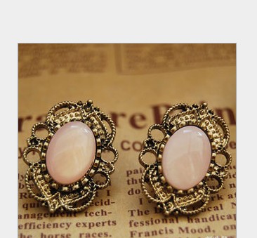 ต่างหูสไตล์วินเทจ รูปทรงไข่ประดับ Gem Stone สีชมพูอ่อน ล้อมกรอบด้วยลวดลายฉลุทองเหลือง WDJ0074 