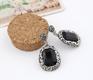 ต่างหูสไตล์วินเทจ ตรงกลางประดับด้วย Gem Stone สีดำทรงสี่เหลี่ยม รอบๆสลักลายทำด้วยเงิน BWS0099 
