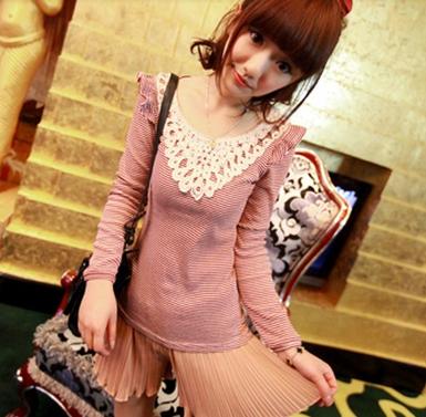 เสื้อยืดแขนยาว ลายริ้วขวางสีชมพูสลับขาว หน้าอกระบายด้วยผ้าถักสไตล์ลูกไม้เพิ่มความเก๋ WSO0010 