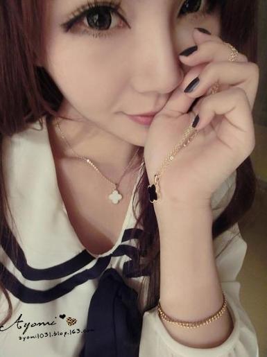 ต่างหูสไตล์เกาหลี รูปทรงดอกไม้เล็กๆสีขาวตรงกลางเก๋น่ารักมาก BWS0146 