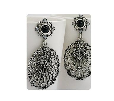 ต่างหูแฟชั่นเรโทร ประดับคริสตัล Rhinestone สีดำ ด้านล่างเป็นลายฉลุห้อยสีเงินสวยมากค่ะ WDJ0079 