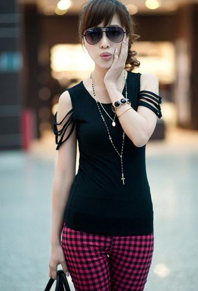 เสื้อกล้ามสีดำ เก๋ที่แขนทำเป็นห่วงเส้นๆห้อยลงมา แบบกำลังอินเทรนด์ เสื้อค่อนข้างเข้ารูป WSO0025 