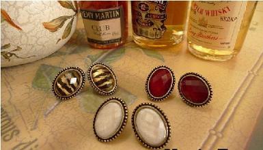 ต่างหูแฟชั่น ประดับ Gem Stone สีแดง รูปทรงรี ใส่ได้ทุกโอกาส BWS0171