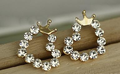 ต่างหูเกาหลี ประดับคริสตัล Rhinestone สีขาวประกายระยิบระยับ ด้านบนประดับมงกุฏสีทอง WDJ0082