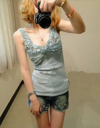 เสื้อกล้ามสีเทา ผ้ายืดตามตัว ประดับหน้าอกและแขนด้วยจับจีบย่นระบายและติดเลื่อมเพิ่มประกาย WSO0022 