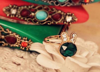 แหวนรูปกระต่ายน้อยประดับด้วย Gem Stone สีเขียวน้ำงาม หูกระต่ายเป็นคริสตัลสีขาว BWS0154 