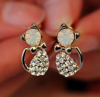 ต่างหูสไตล์เกาหลี ประดับคริสตัล Rhinestone สีขาวขอบทอง รูปแมวเหมียวน่ารัก WDJ0052 