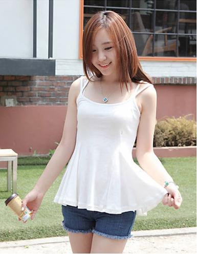เสื้อยืดแขนกุด มีสายเล็กๆ 2 เส้นเข้ารูปที่เอว ชายบานออก สามารถใส่ Mix & Match ได้หลายสไตล์ EAC0001 
