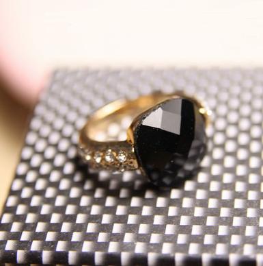 แหวนแนว chick ประดับ black diamond stone ล้อมรอบพลอยขาว สีดู classic ขาวตัดดำ BWS0087  