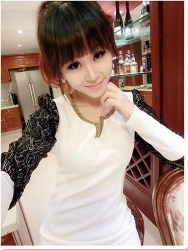 เดรสขาวเข้ารูป กุ้นคอและลำแขนเป็นผ้าประดับเลื่อม คอตัดลึกเป็นตัววีสามเหลี่ยมเพิ่มความเก๋ WDC0082