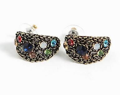 ต่างหูแนววินเทจ ประดับ Rhinestone ทรงรีโค้งมน รับกับใบหูดูเก๋มากค่ะ WDJ0100 