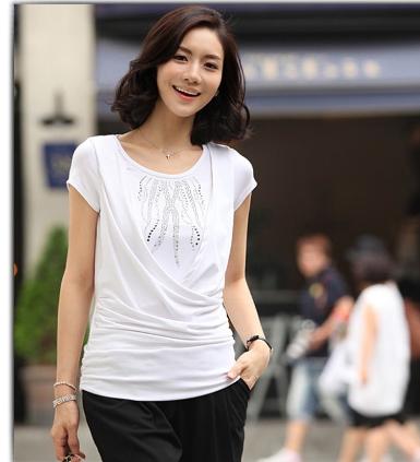 เสื้อแฟชั่น สไตล์เกาหลี คอกลม ด้านหน้าปักหมุดทำเป็นลวดลายสีเงิน มีผ้าไขว้ลงมาที่เอว WDC0080