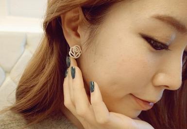 ต่างหูร้อยมุกประดับเป็นลวดลายทรงดอกไม้ ดูหวานน่ารัก ใส่ได้ทุกโอกาส WDJ0112
