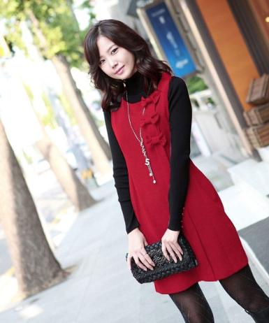 เดรสผ้ากำมะหยี่สีแดง คอกลมแขนกุด ประดับโบว์เล็กๆด้านข้าง มีซิปรูดด้านข้าง ตัวนี้ผ้าหนาค่ะ WDC0122