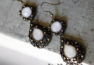 ต่างหูแนววินเทจ รูปทรงหยดน้ำ ประดับ Gem Stone สีขาวล้อมกรอบด้วยทองเหลืองแกะสลักลายปราณีต WDJ0104