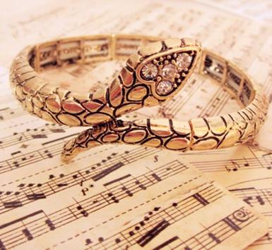 กำไลข้อมือลายงู หัวงูประดับคริสตัลสีขาว ดูมีเสน่ห์ลึกลับ ข้างในเป็นเอ็นยืดขยายได้ WDJ0164