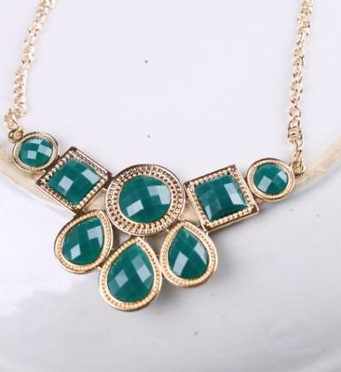 สร้อยคอแฟชั่น ประดับ Gem สีเขียวมรกต มีห้อยเป็นทรงหยดน้ำ 3 หยดเพิ่มมิติให้ดูลำคอเพรียวสวย WDJ0176