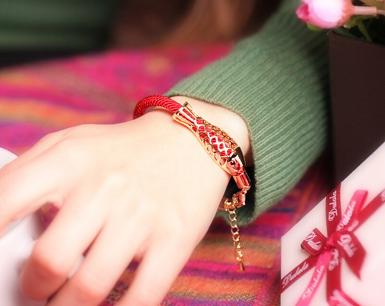 กำไลข้อมือมีปลาคล้องสาย ทำจากเชื่อกคุณภาพดีสีแดงสดใส มีโซ่ปรับระดับขนาดตามต้องการ WDJ0166