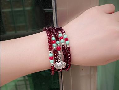 กำไลข้อมือลูกปัดสีน้ำตาลติดกัน 5 เส้นมีจี้เงินฉลุลายห้อยตุ้งติ้งน่ารัก สายร้อยด้วยยางยืด WDJ0168
