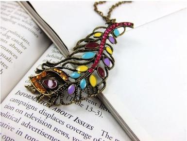 สร้อยคอวินเทจ ตกแต่งหลากสีเป็นลายขนนก ดูสวยน่าใส่มากค่ะ WDJ0181