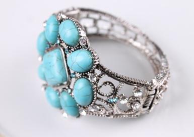 กำไลข้อมือขอบฉลุลายง ประดับ Gem Stone สีฟ้า ตัวกำไลง้างเปิดออกได้เวลาใส่ งานประณีตมาก WDJ0197