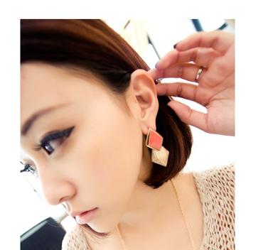 ต่างหูเรโทร ทรงสามเหลียมซ้อนกัน 2 อัน สีส้มและครีม ช่วยให้หน้าดูเรียวยาว WDJ0196