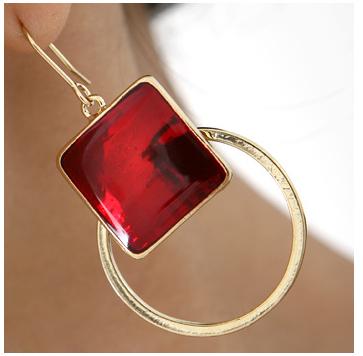 ต่างหูสไตล์เกาหลี ประดับ Gem สีแดงสีเหลี่ยม มีห่วงสีทองห้อยเพิ่มมิติในการสวมใส่ WDJ0184