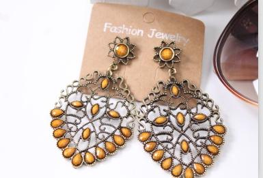 ต่างหูสไตล์โบฮีเมียน ฉลุลายทรงใบไม้ ประดับ Gem สีเหลือง น่าใส่มาก WDJ0192