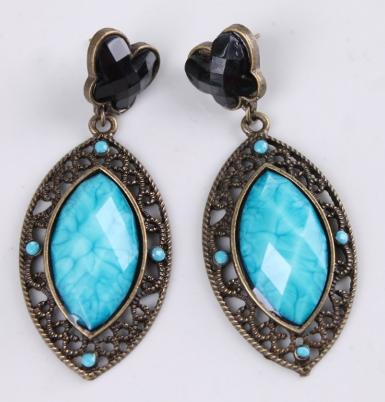 ต่างหูสไตล์เรโทร ประดับ Gem สีฟ้าธรรมชาติ รูปทรงรี ด้านบนเป็นทรงผีเสื้อทำจาก Gem สีดำ WDJ0185