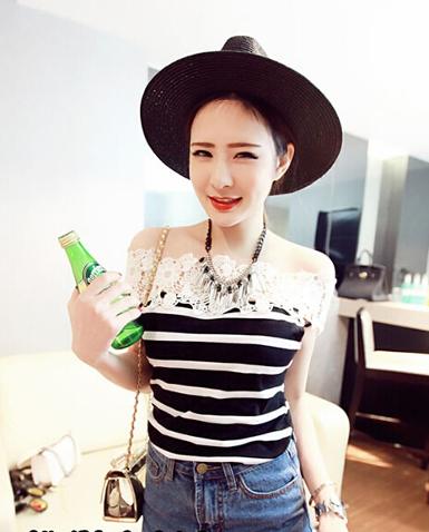 เสื้อยืดลายขวาง ขาว-ดำ แขนปาดลูกไม้ ดูเก๋ทันสมัย น่ารักมากค่ะ WDC0167